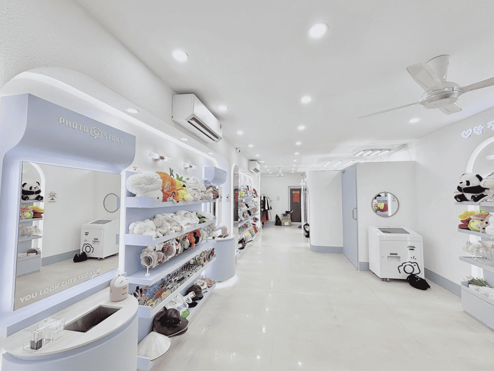 Tận hưởng không gian photobooth rộng rãi và phụ kiện phong phú tại Photo Story để lưu giữ những khoảnh khắc đáng nhớ cùng bạn bè (Nguồn: Photostory Vietnam)